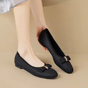 Damen Ballerinas in Schwarz mit mattem Finish und Schleife mit goldener Schnalle
