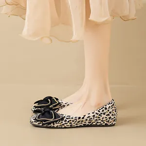 Elegante flache Schuhe mit Leopardenmuster, schwarzer Schleife und Goldkette