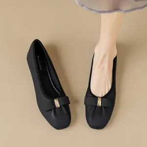 Elegante schwarze matte Ballerinas mit Karree-Zehen, Schleife und goldener Schnalle
