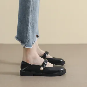 Zapatos Mary Jane negros de plataforma con hebilla de perla y correa plisada puestos