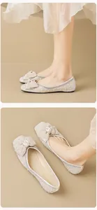 Detail von champagnerfarbenen Glitzer-Ballerinas mit Schleife, Perlen und Strasssteinen