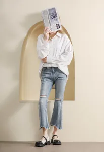 Zwart-witte Mary Jane platformschoenen met gescheurde jeans en wit overhemd set