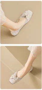 Detailansicht champagnerfarbene Pailletten-Ballerinas mit Perlen- und Strass-Schleife