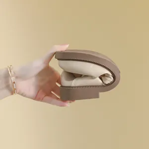 Zapato plano Mary Jane beige flexible que muestra gran resistencia al doblado