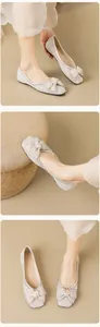 Detailansicht der glitzernden aprikosenfarbenen Ballerinas mit Schleife