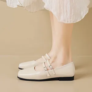 Beige Mary Janes mit eckiger Zehenpartie, Doppelriemen und flacher Sohle im Retro-Stil