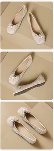 Detailansicht champagnerfarbener Ballerinas mit Perlen, Pailletten und Satin-Schleife