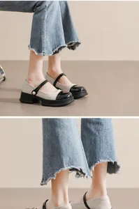 Drie weergaven van tweekleurige Mary Jane platform schoenen met parelband en spijkerbroek