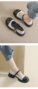 Detailweergave van platform Mary Jane schoenen met contrasterende neus en parelgesp decor