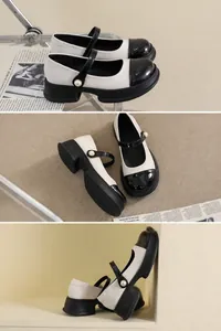 Detail van Mary Jane-platformchoenen met contrastkleuren en riempje met parelgesp