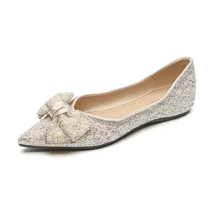 Elegante spitze Ballerinas in Champagner-Glitzer mit Perlen und Schleifendetail