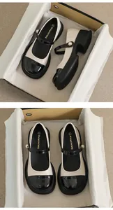 Detailopname van Mary Jane-schoenen met platform, zwarte neus en een parelsluiting