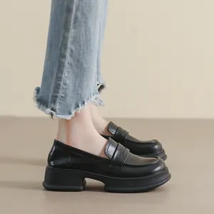 Mocassini neri da donna con suola platform spessa, finitura lucida e design a punta tonda