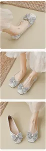 Detail van zilveren pailletten platte schoenen met luxe strass-strik decoratie
