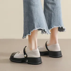 Vintage platform Mary Jane schoenen met contrastneus en een elegant parelgesp detail