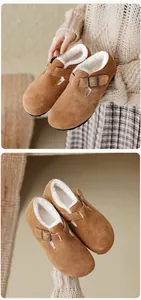 Détail de mules d'hiver en daim avec doublure laine d'agneau et boucle métallique réglable