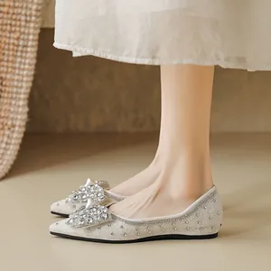 Elegante spitse platte schoenen met fonkelende steentjes en een strik voor bruiloften