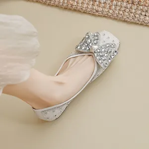 Elegante witte platte schoenen met vierkante neus, glitters en een grote kristallen strik