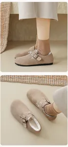 Détail de mules en daim camel avec doublure en fourrure chaude et boucle ajustable
