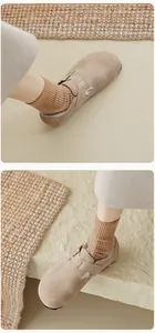 Détail de mules d'hiver en daim avec doublure en fourrure et boucle réglable