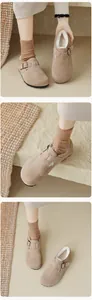 Détail de la doublure en peluche et de la boucle réglable sur ces mules en daim