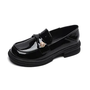 Mocassini platform da donna in vernice nera con fibbia a moneta leone d'oro
