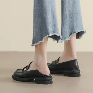 Mules platform da donna in pelle nera opaca con dettaglio fibbia a moneta d'oro