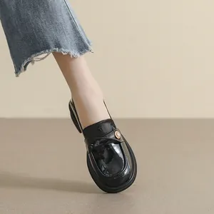 Mocassini platform da donna in pelle verniciata nera con fibbia dorata e suola spessa