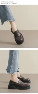 Detalle de mocasines marrón oscuro con plataforma y vaqueros azules de pernera ancha