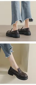 Vista detallada de mocasines con plataforma marrón oscuro y vaqueros de campana azules