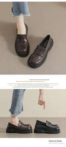 Detalle de mocasines con plataforma en marrón y negro con correa de penny grabada con estrella