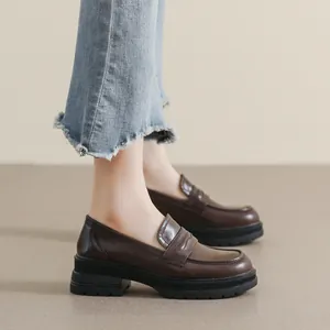 Mocasines retro de cuero marrón oscuro con plataforma y suelas gruesas con jeans