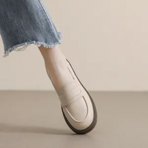 Mocasines de plataforma beige clásicos para mujer con suelas retro y estilo vaquero