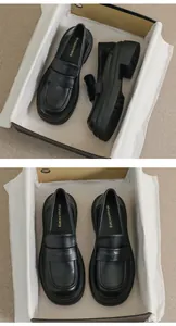 Detalle de mocasines negros de plataforma con tira grabada de estrellas y cuero mate