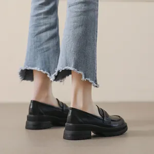 Mocasines negros con plataforma para mujer en cuero mate con diseño de punta redondeada