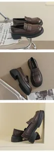 Vistas detalladas de mocasines de plataforma marrón oscuro con suelas de goma retro