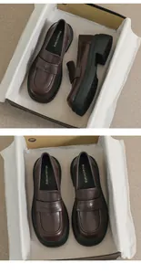 Detalle de mocasines con plataforma marrón oscuro y costuras de estrella en su caja