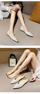 Detalle de zapatos planos de punta para mujer con adornos de pedrería plateada