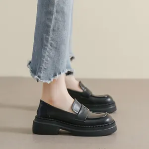 Mocasines negros de plataforma para mujer con estilo retro británico y acabado de cuero mate