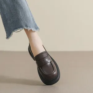Mocasines con plataforma marrón oscuro para mujer en cuero mate y suela gruesa