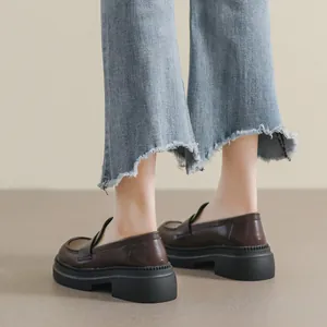 Mocasines de plataforma marrón oscuro para mujer con suela de goma gruesa y cuero mate