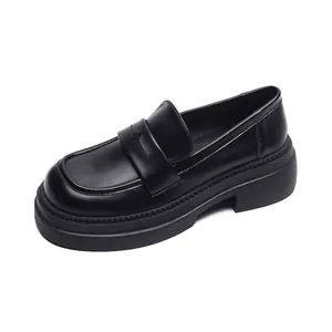 Mocasines clásicos negros de plataforma con estrella grabada y suela gruesa