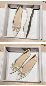 Macro di scarpe basse con perle, punta quadrata e fiocco di strass nella scatola