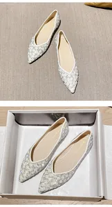 Detalle de bailarinas puntiagudas con perlas de imitación de lujo y diamantes de imitación