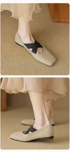 Detalle de bailarinas color caqui con punta cuadrada y correas elásticas cruzadas