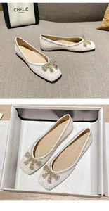 Macro di ballerine con paillettes bianche, fiocco di strass scintillanti e scatola originale