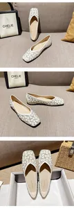 Detalle de bailarinas de punta con perlas blancas y brillantes pedrería de cristal