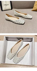Detalle de manoletinas blancas de punta decoradas con perlas brillantes y strass elegante