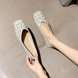 Elegantes bailarinas de punta para mujer en blanco crema con perlas y pedrería brillante
