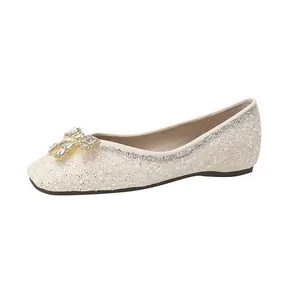 Eleganti scarpe basse a punta quadrata con paillettes e fiocco di strass beige